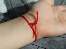 Красная нить на запястье Красная нить на запястье