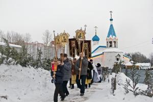 Крестный ход от храма до купели