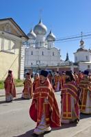 Крестный ход в Ростове Ярославском, на переднем плане протоиерей Михаил Смирнов