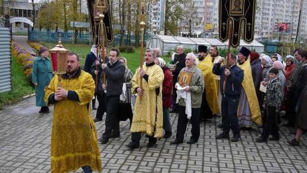 Крестный ход в строящийся Свято-Тихоновский храм