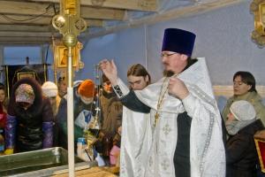 Настоятель совершает каждение