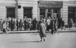 Очередь за хлебом в военное время
