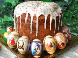 Пасхальный кулич и крашеные яйца Пасхальный кулич и крашеные яйца
