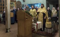 Первая служба под сводами храма. Молебен Первая служба под сводами храма. Молебен