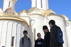 За алтарем Троицкого собора