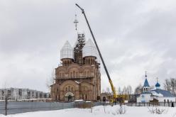 Установка конструкций центрального купола и креста на Свято-Тихоновском храме Установка конструкций центрального купола и креста на Свято-Тихоновском храме