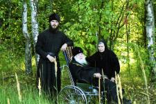 Владыка Михей, отец Феодор (Казанов) и монахиня Феврония на прогулке за грибами. Шельшедом, 2003 г. Владыка Михей, отец Феодор (Казанов) и монахиня Феврония на прогулке за грибами. Шельшедом, 2003 г.