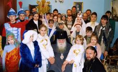 Владыка Михей в окружении детей воскресной школы. Рождество 2004 г. Владыка Михей в окружении детей воскресной школы. Рождество 2004 г.